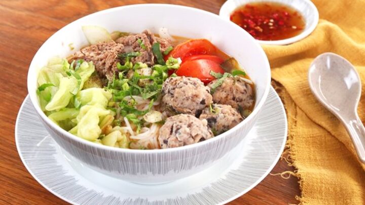 Tô bún bung dọc mùng thơm ngon hấp dẫn với nước dùng trong veo và mọc viên