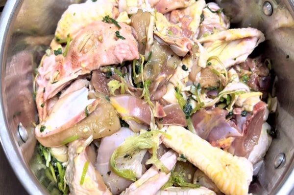 Ướp thịt gà ta cùng hỗn hợp gia vị và lá é giã nhuyễn, chuẩn bị nấu lẩu