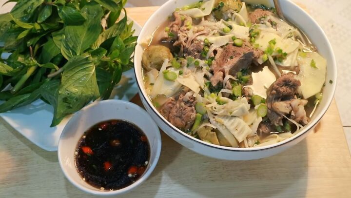 Vịt om măng sấu nóng hổi, thịt vịt mềm, nước dùng chua thanh đậm đà