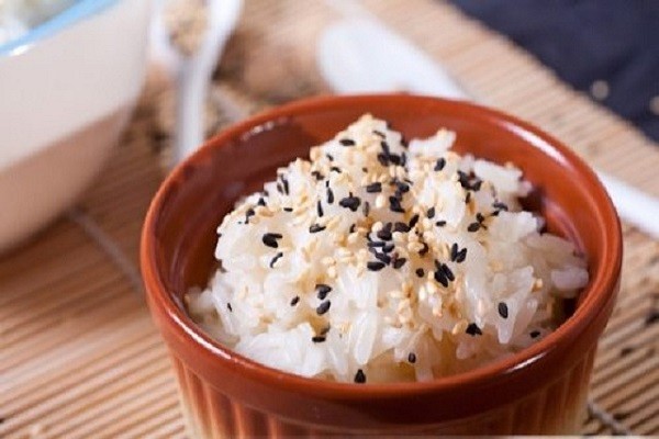 Xôi ngọt nước cốt dừa dẻo thơm, béo ngậy, rắc vừng rang
