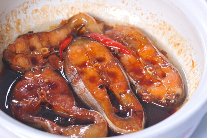 Cá basa kho tộ thơm ngon đậm đà màu cánh gián