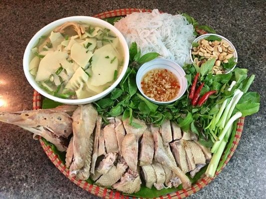Thịt vịt đã ướp gia vị đậm đà, sẵn sàng chế biến món xáo vịt ăn bún
