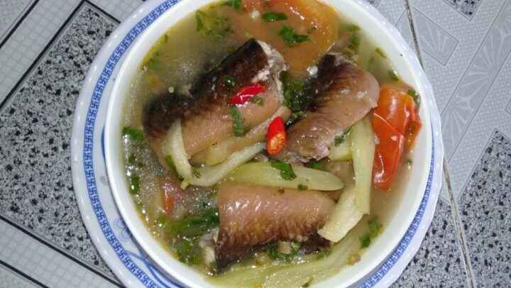 Món canh chua lươn ngon với thịt lươn vàng óng và rau củ tươi mát