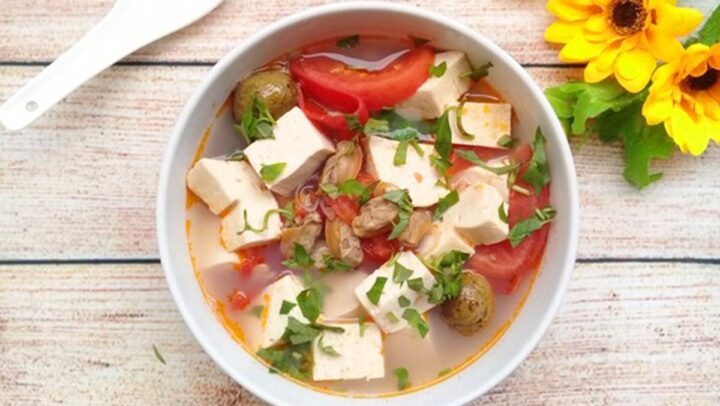 Đĩa canh đậu phụ nấu chua với sấu cùng rau sống và cơm trắng, chuẩn bị cho bữa ăn ngon