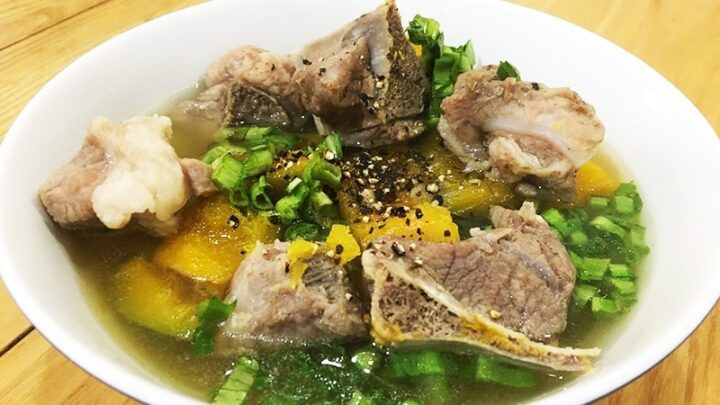 Canh xương heo hầm bí đỏ đậm đà, màu sắc hấp dẫn