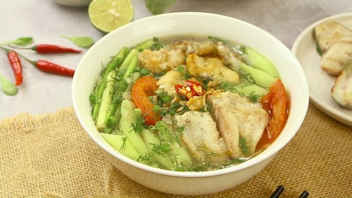 Tô bún cá rô đồng chiên giòn và rau sống, một công thức cách nấu nước bún đơn giản từ cá