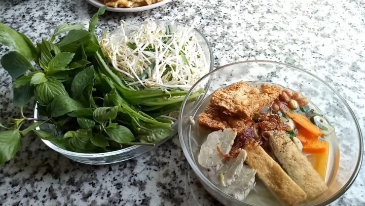 Tô hủ tiếu chay miền Tây nóng hổi đầy màu sắc với rau củ và topping đa dạng