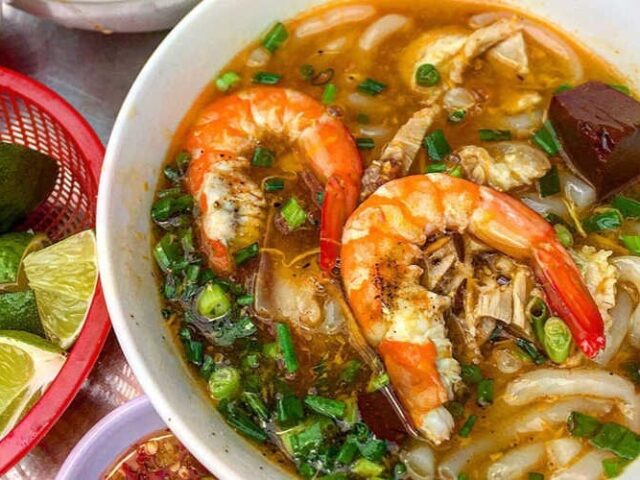 Tô bánh canh tôm cua nóng hổi, đầy ắp topping ngon mắt