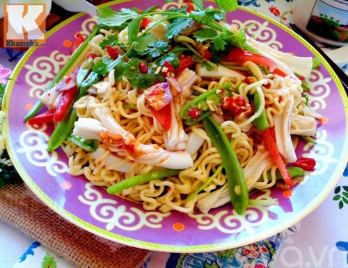 Mì trộn hải sản với mực và rau củ tươi ngon, là một cách nấu mì tôm ngon cho bữa sáng