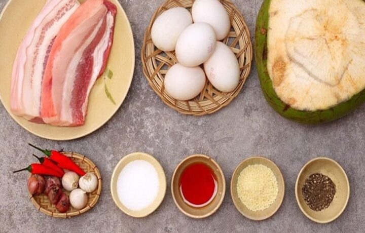 Đĩa thịt kho thơm ngon chuẩn vị gia đình, thịt mềm và trứng thấm đẫm gia vị.