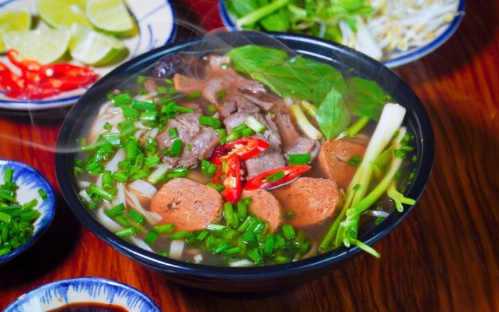 Nguyên liệu rau củ và gia vị cho cách nấu nước dùng chay ngọt tự nhiên