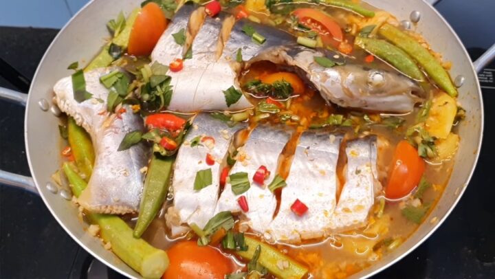 Cá tra tươi có mắt trong, mang đỏ tươi, vảy óng ánh cho món lẩu chua cá ngon