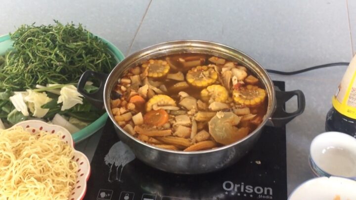 Nồi lẩu dê chay đậm đà với rau củ và nấm tươi ngon