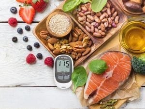 Mâm cơm dinh dưỡng với nhiều rau xanh và protein, minh họa cách chế biến món ăn lành mạnh cho người tiểu đường tuýp 2.