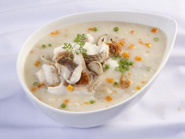 Cháo cá trê cho bé nấu cùng nấm rơm với hành lá và rau mùi
