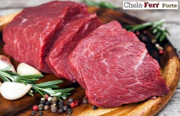 Mẹ sau sinh ăn cháo thịt bò để bổ sung dinh dưỡng, phục hồi sức khỏe.