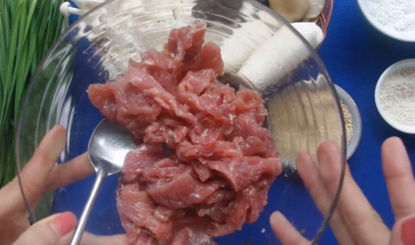 Thịt bò ướp với gia vị