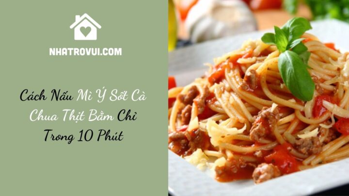 Một người đầu bếp đang chuẩn bị nguyên liệu cho món thịt sốt cà chua