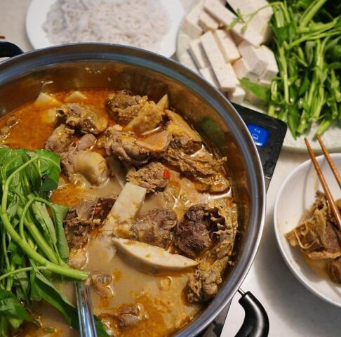 Nguyên liệu cơ bản và phong phú để nấu món vịt nấu chao cần thơ, với thịt vịt, chao, khoai môn và rau sống.
