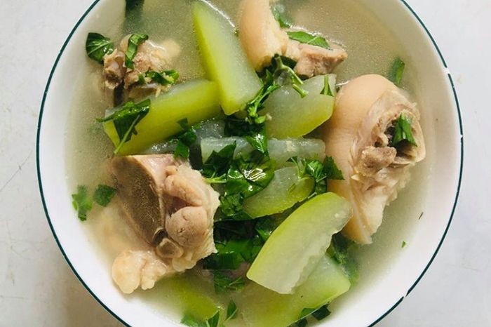 Nguyên liệu đầy đủ để nấu canh bí đỏ giò heo bao gồm giò heo, bí đỏ, hành lá và các loại gia vị cơ bản