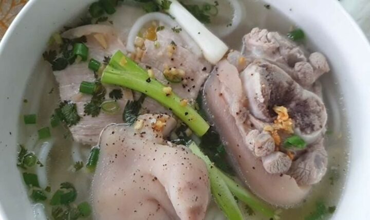 Bát bánh canh gạo chân giò nóng hổi, trang trí đẹp mắt, minh họa cách nấu bánh canh gạo chuẩn vị