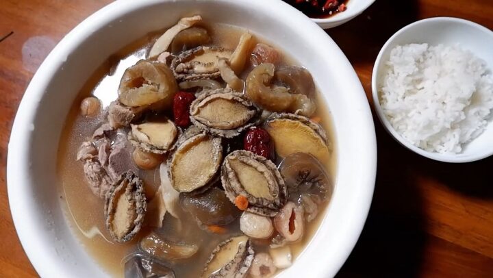 Hải sâm tươi và bào ngư, nguyên liệu chính để nấu canh hải sâm bổ dưỡng