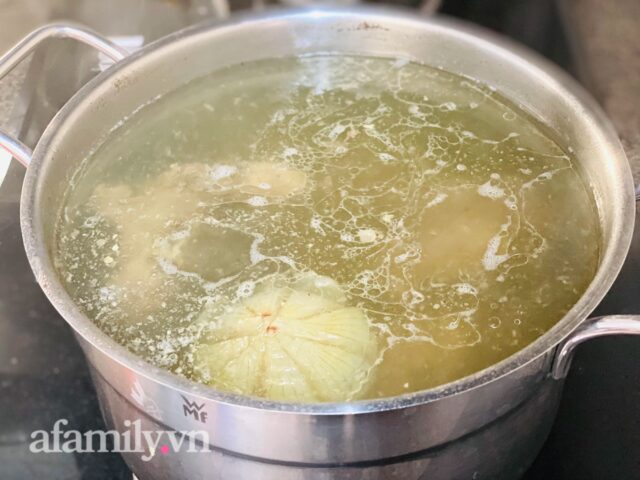 Sơ chế xương và ninh nước dùng cho món mì bò viên đậm đà