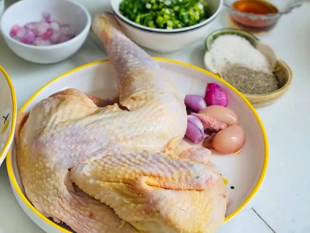 Nguyên liệu tươi ngon chuẩn bị cho món cháo gà miền Tây và gỏi gà