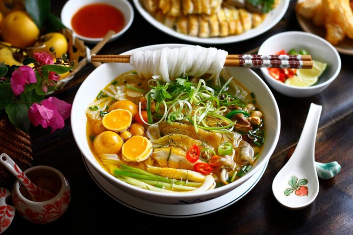Bát phở gà thơm ngon nóng hổi được chế biến từ nước dùng gà chất lượng cao