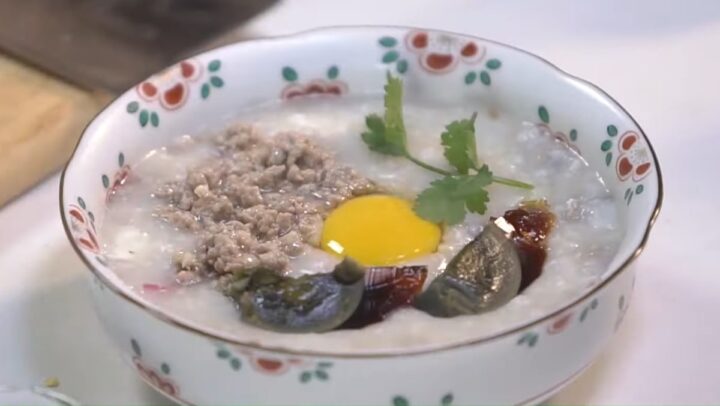 Ảnh mở đầu bài viết về cách nấu cháo trứng bắc thảo thịt bằm ngon bổ dưỡng