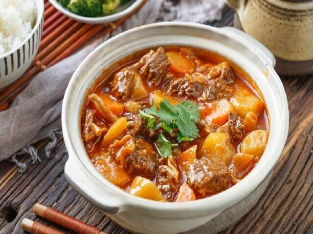 Món bò hầm rượu vang đỏ Pháp với rau củ và nước sốt sánh mịn, thể hiện giá trị dinh dưỡng cao