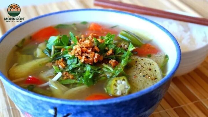 Hình ảnh tô bún canh chua với cá, rau và nước dùng đỏ cam