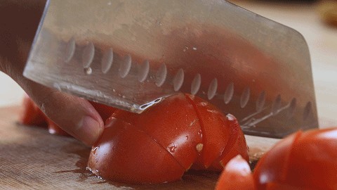 Sơ chế nguyên liệu cho cách nấu canh váng đậu nấm cà chua: ngâm váng đậu khô, thái cà chua và làm sạch nấm.