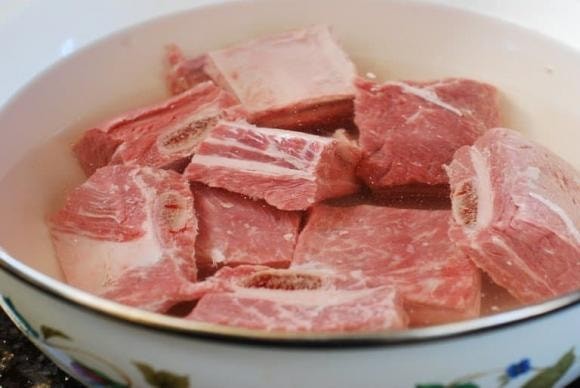 Sườn bò đã được lọc mỡ và rửa sạch, sẵn sàng cho công đoạn sơ chế tiếp theo trong cách nấu bò hầm rau củ