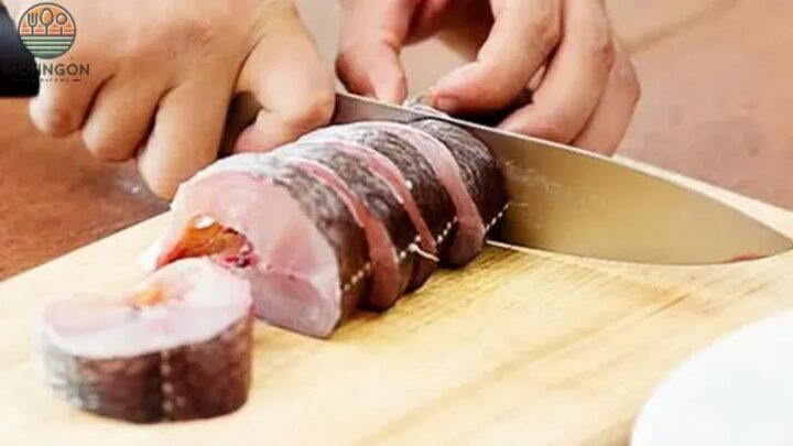 Sơ chế cá quả sạch sẽ và cắt khúc chuẩn bị nấu rau cải