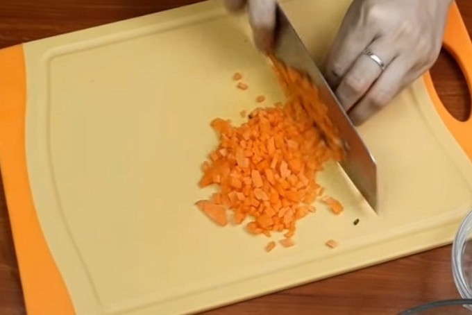 Sơ chế cà rốt thái hạt lựu cho món bắp cải cuốn thịt