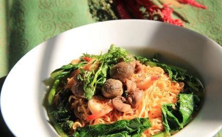 Mì xào với tim, cật và rau củ
