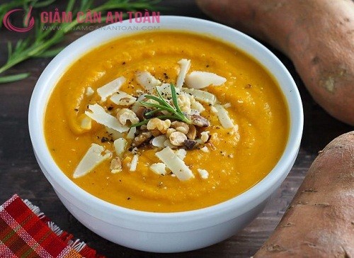 Súp khoai lang nghiền mịn trong bát, trang trí rau mùi, hỗ trợ chế độ giảm cân