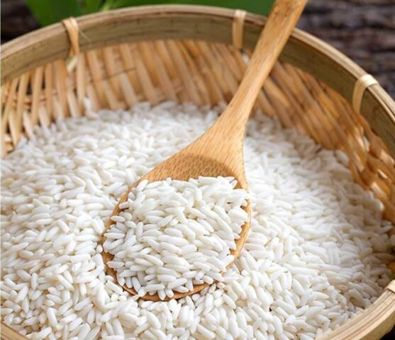 Hạt gạo nếp chất lượng cao, trắng đục là nguyên liệu chính cho cách nấu bánh tét ngon
