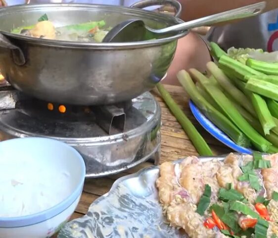 Nồi lẩu cá tra nấu chao nghi ngút khói thơm ngon, chuẩn vị miền Tây