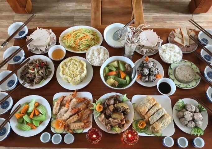 Mâm chay cúng tổ tiên đầy đủ các món thanh tịnh, đẹp mắt