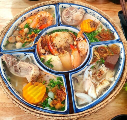 Món canh phở ngon với giò heo thơm lừng, nước dùng trong veo và rau thơm