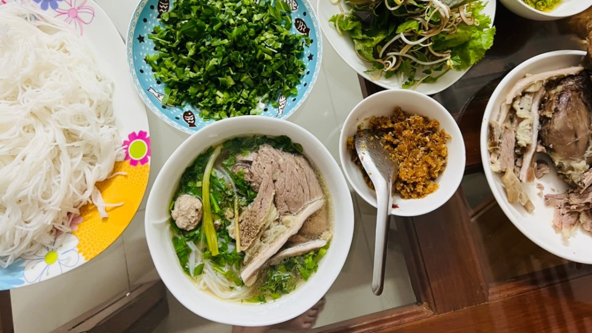 Tô bún bắp bò nóng hổi với thịt bắp bò dai giòn, nạm bò mềm, nước dùng đậm đà, sẵn sàng thưởng thức.