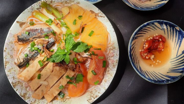 Bún cá hộp thơm ngon với nước dùng đậm đà, cá hộp béo ngậy