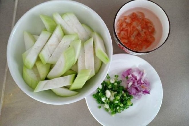 Ngâm tép khô nở mềm và thái bầu non sẵn sàng cho món canh tép khô
