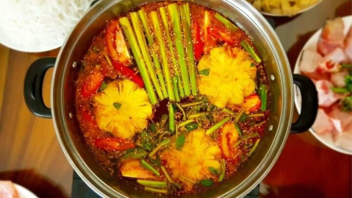 Nồi lẩu cá lăng măng chua nóng hổi, nghi ngút khói hấp dẫn