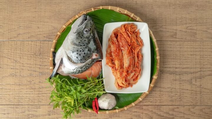 Đặc điểm nhận biết cá hồi tươi ngon để nấu canh kim chi cá hồi