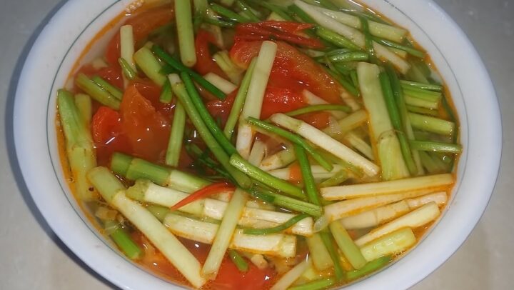Canh rau cần cà chua thơm ngon dễ làm đơn giản ngay tại nhà