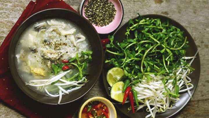 Tô cháo cá lóc miền Tây nóng hổi với rau đắng tươi xanh