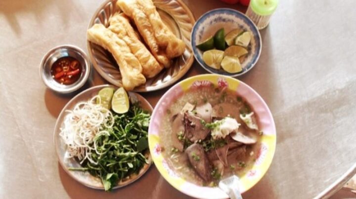 Cháo lòng hấp dẫn sau khi hoàn thành với đầy đủ topping